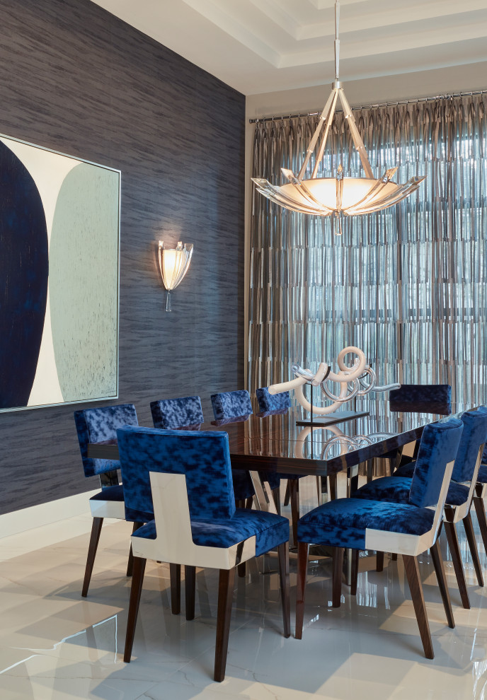 Идея дизайна: отдельная столовая в современном стиле с синими стенами, полом из керамогранита, белым полом, кессонным потолком и обоями на стенах