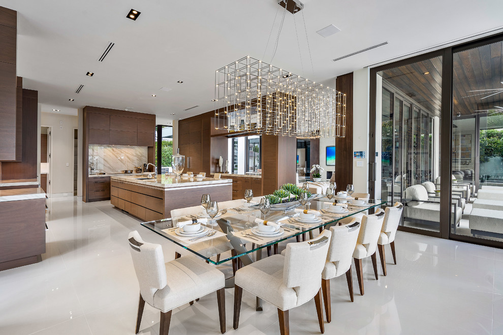 Idée de décoration pour une grande salle à manger ouverte sur la cuisine design avec un sol en marbre, un sol blanc et un mur beige.