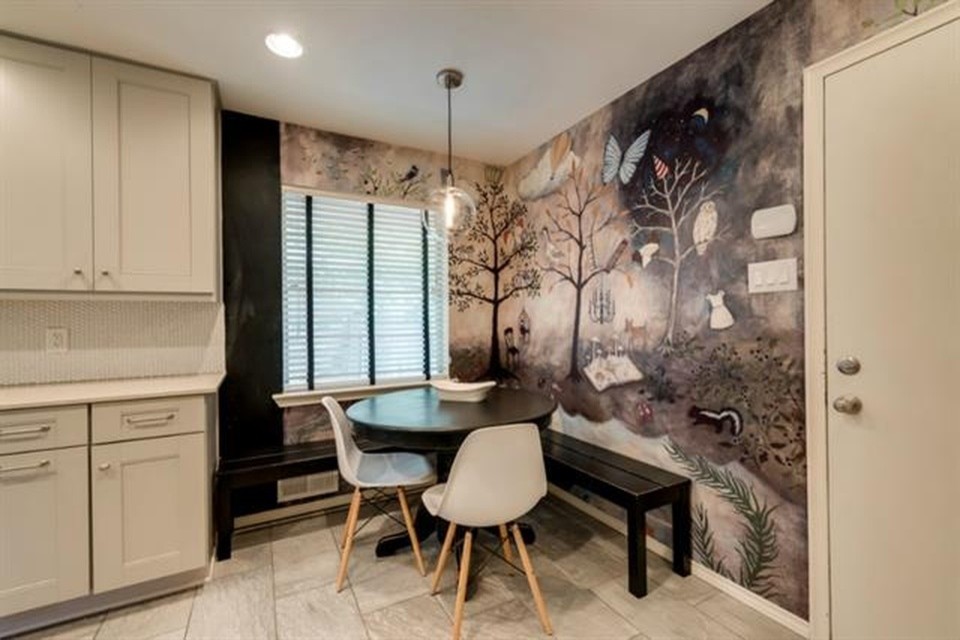 Eklektisk inredning av ett litet kök med matplats, med flerfärgade väggar och ljust trägolv