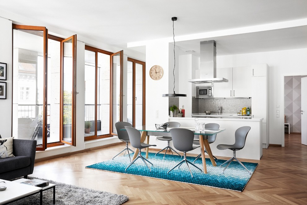 Imagen de comedor de cocina minimalista de tamaño medio con paredes blancas y suelo de madera en tonos medios