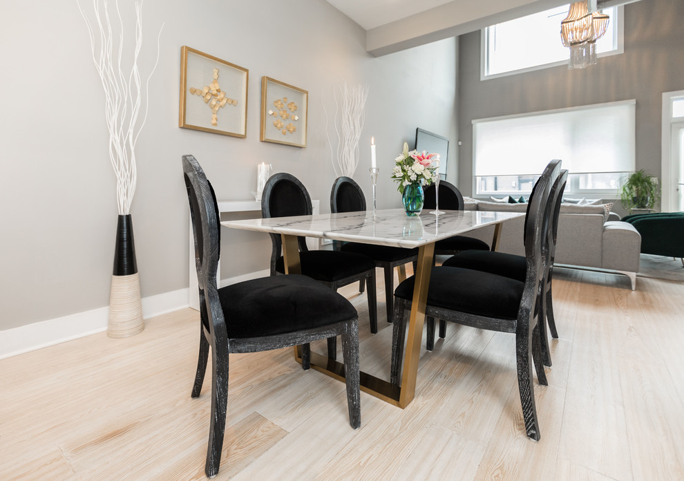 Idée de décoration pour une salle à manger ouverte sur la cuisine minimaliste de taille moyenne avec un mur gris, parquet clair et un sol beige.