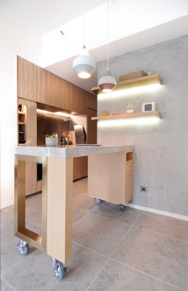 Idee per una piccola sala da pranzo aperta verso il soggiorno design con pareti grigie, pavimento con piastrelle in ceramica e pavimento grigio
