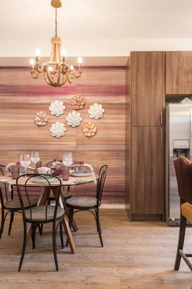 Exemple d'une salle à manger ouverte sur le salon éclectique de taille moyenne avec un mur violet et parquet foncé.