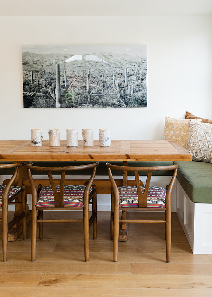 Imagen de comedor de estilo americano de tamaño medio con paredes blancas, suelo de madera clara y suelo beige