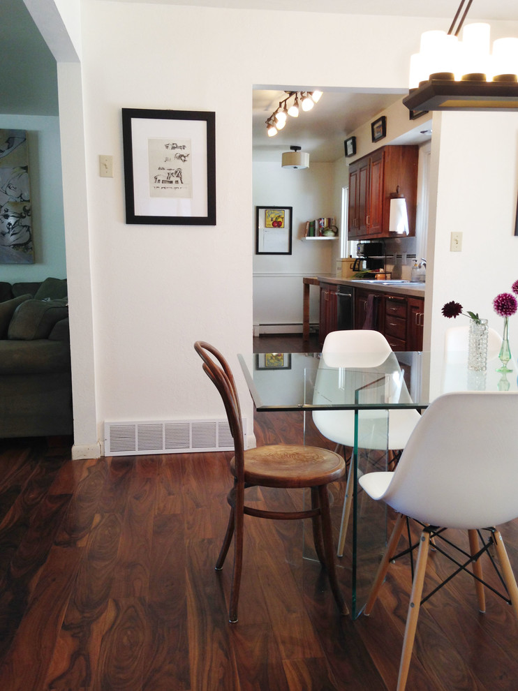 Immagine di una piccola sala da pranzo aperta verso la cucina boho chic con pareti bianche e parquet scuro