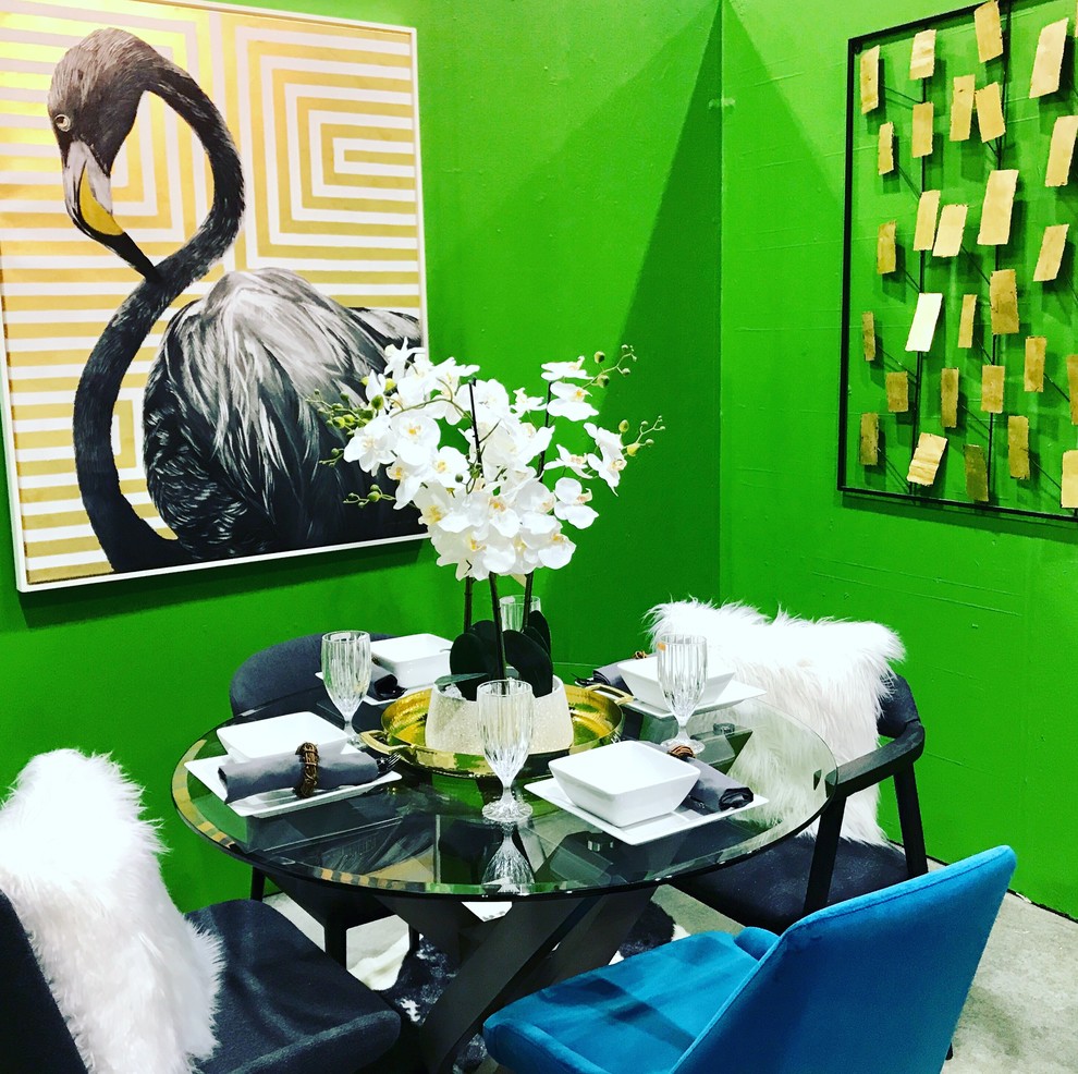 Immagine di una piccola sala da pranzo eclettica chiusa con pareti verdi e moquette