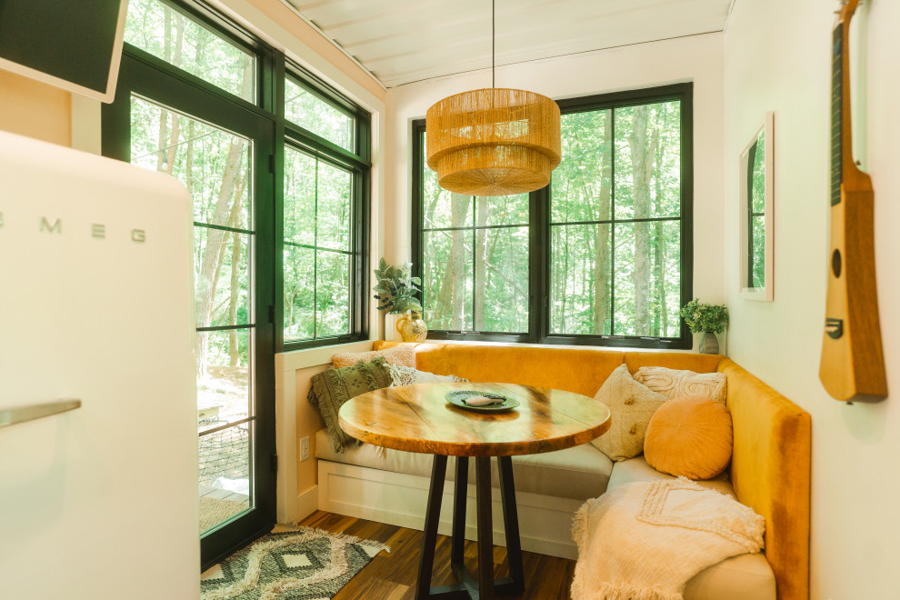Ejemplo de comedor de estilo de casa de campo con con oficina, paredes blancas, suelo de madera oscura y suelo marrón