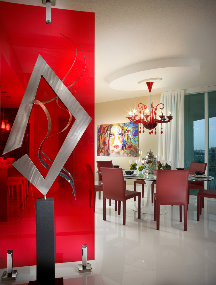 Große Moderne Wohnküche ohne Kamin mit beiger Wandfarbe und Keramikboden in Miami