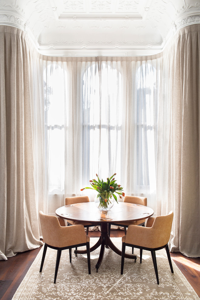 Immagine di una sala da pranzo vittoriana con parquet scuro e pavimento marrone