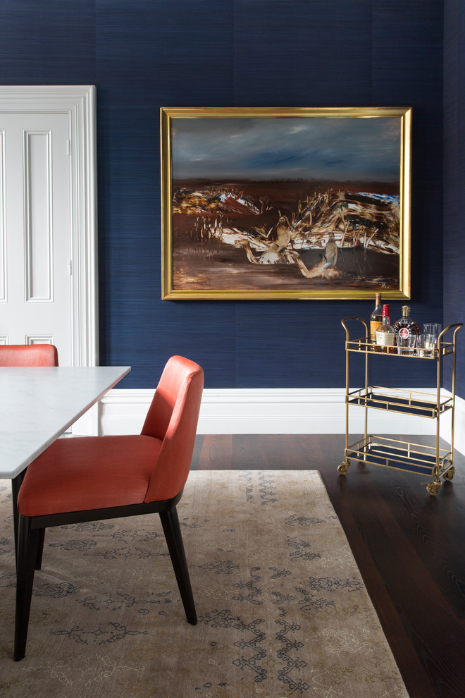Immagine di una grande sala da pranzo eclettica chiusa con pareti blu, parquet scuro, camino classico, cornice del camino in legno e pavimento marrone