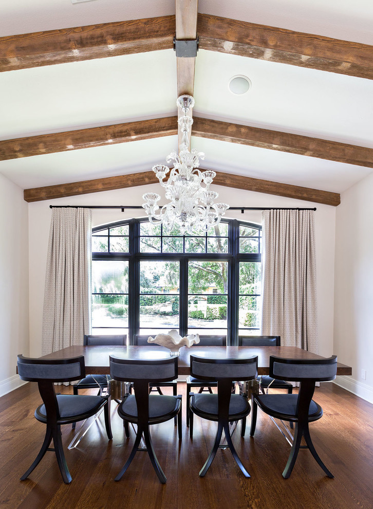 Idee per una sala da pranzo mediterranea con pavimento in legno massello medio e pareti beige