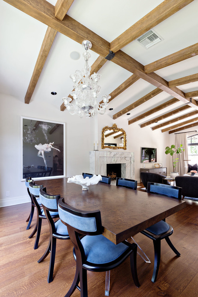 Cette photo montre une grande salle à manger ouverte sur le salon méditerranéenne avec un mur blanc et un sol en bois brun.