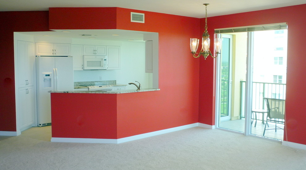 Стильный дизайн: огромная гостиная-столовая в стиле фьюжн с красными стенами и ковровым покрытием - последний тренд