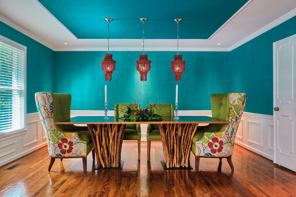 Idee per una sala da pranzo aperta verso il soggiorno boho chic di medie dimensioni con pavimento in legno massello medio e pareti blu