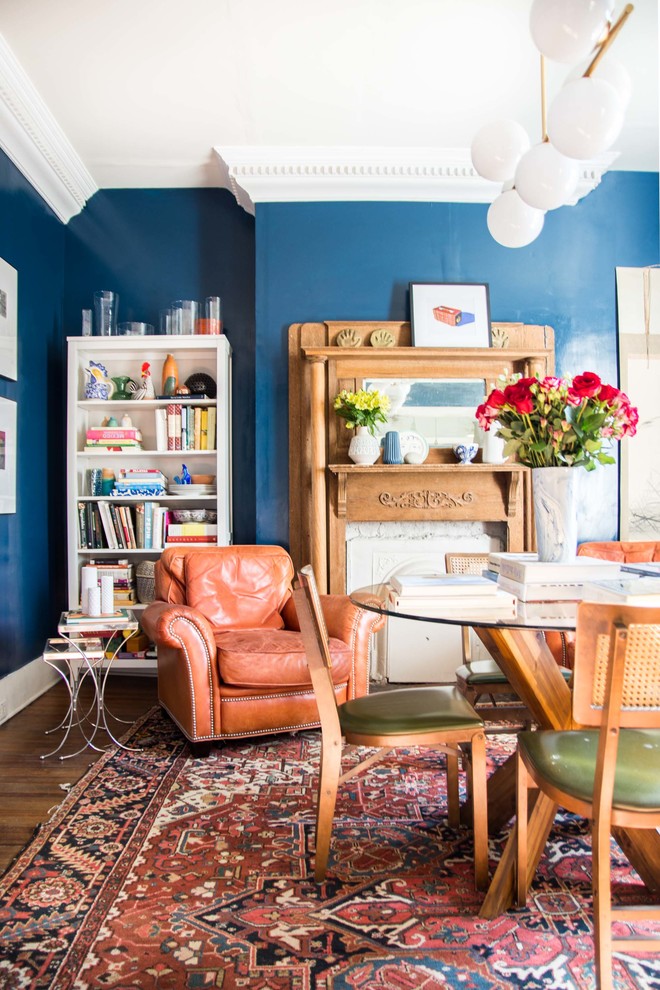 Eklektisk inredning av ett mellanstort kök med matplats, med blå väggar, en standard öppen spis och en spiselkrans i trä