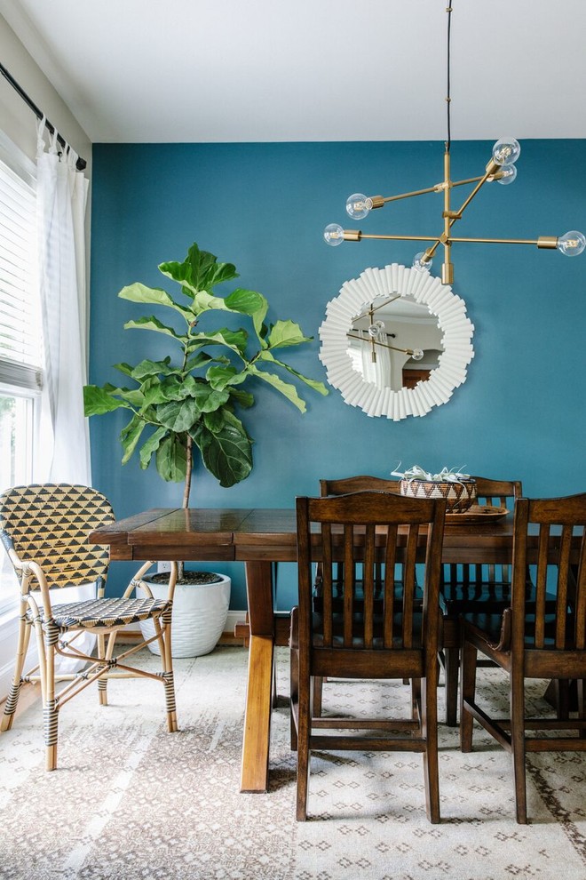 Aménagement d'une salle à manger bord de mer avec un mur bleu, parquet clair et un sol marron.
