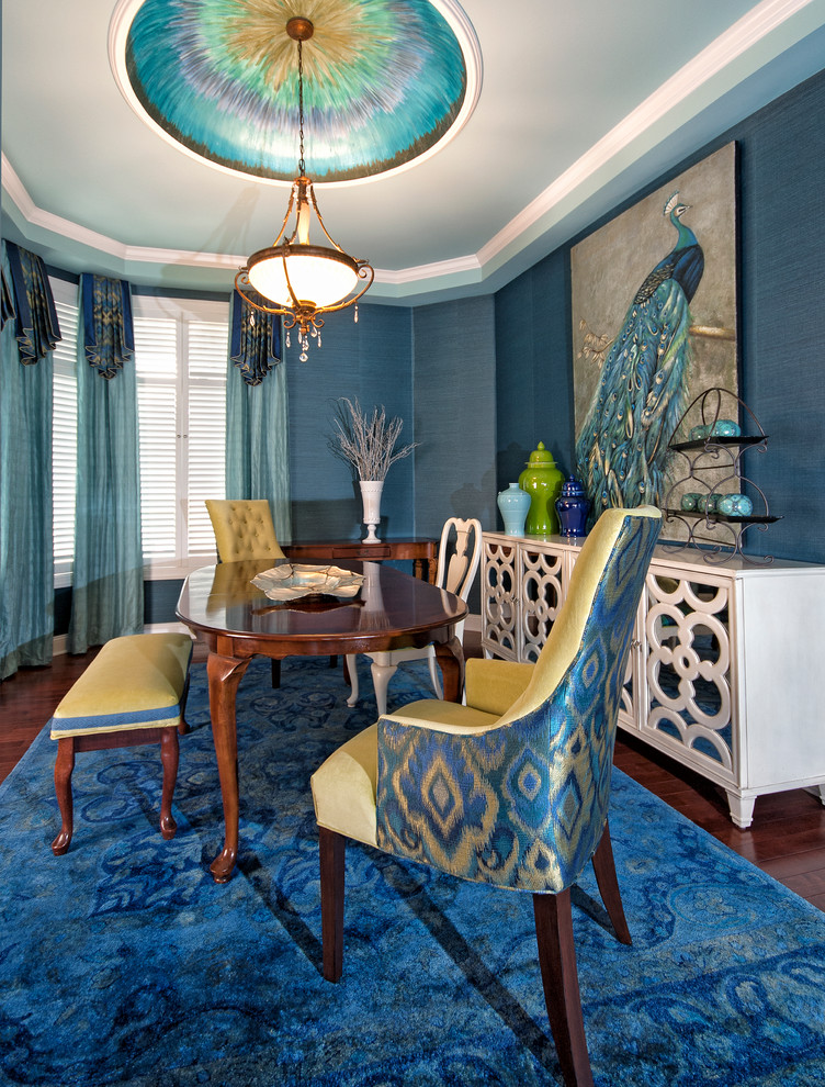Aménagement d'une salle à manger classique avec un mur bleu, parquet foncé et aucune cheminée.
