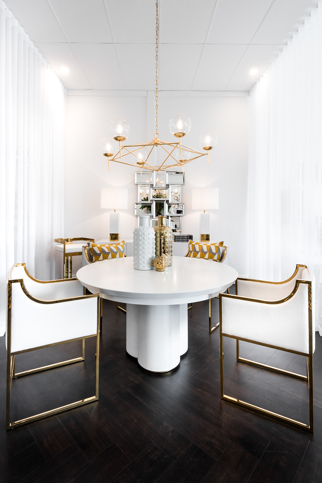 Idée de décoration pour une salle à manger design de taille moyenne avec un mur blanc, parquet foncé et éclairage.