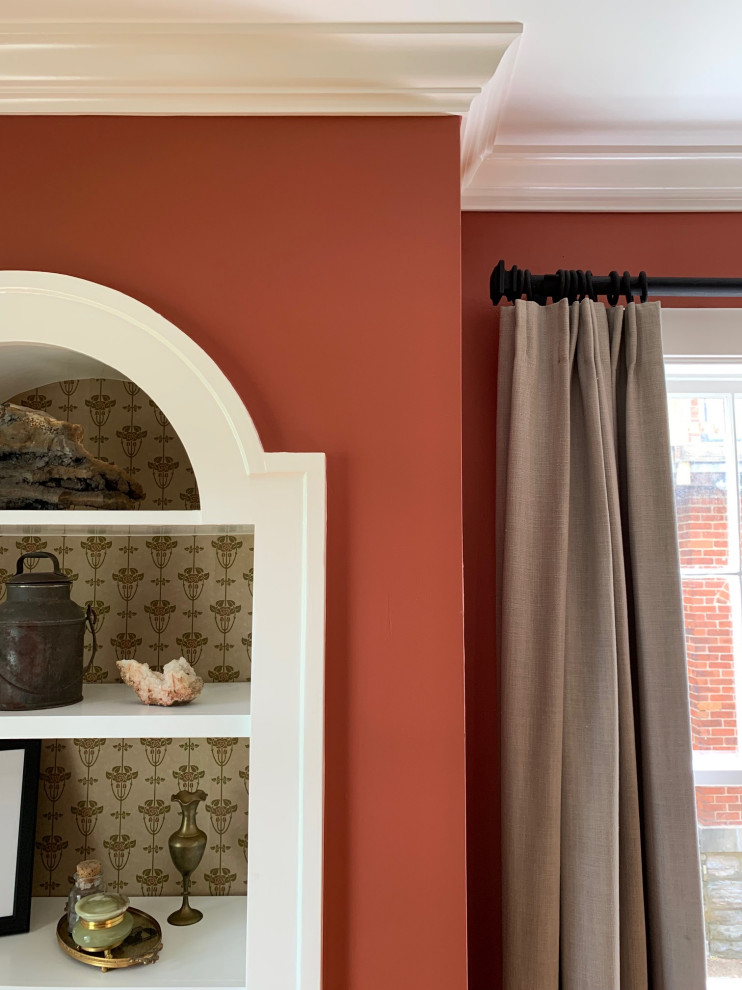 Стильный дизайн: отдельная столовая среднего размера в классическом стиле с красными стенами, паркетным полом среднего тона, оранжевым полом и обоями на стенах без камина - последний тренд