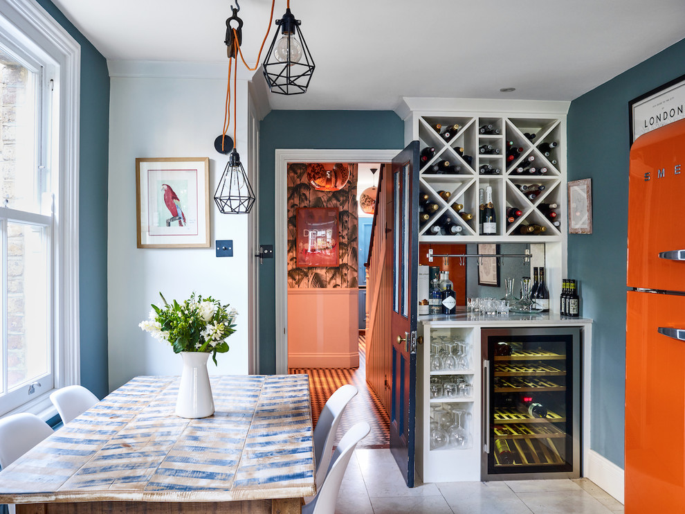 Diseño de comedor clásico cerrado con paredes azules y suelo gris