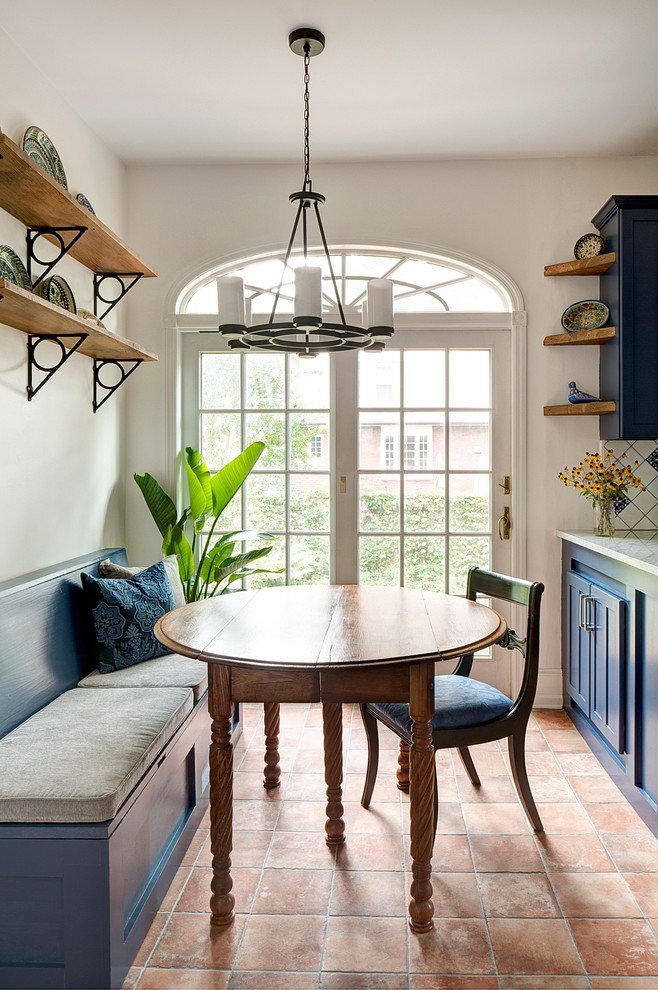 Стильный дизайн: маленькая кухня-столовая в средиземноморском стиле с белыми стенами, полом из терракотовой плитки и оранжевым полом без камина для на участке и в саду - последний тренд