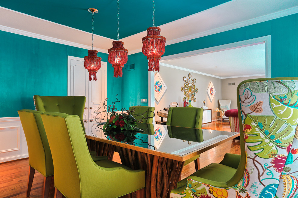 Idee per una sala da pranzo aperta verso il soggiorno eclettica di medie dimensioni con pavimento in legno massello medio e pareti blu
