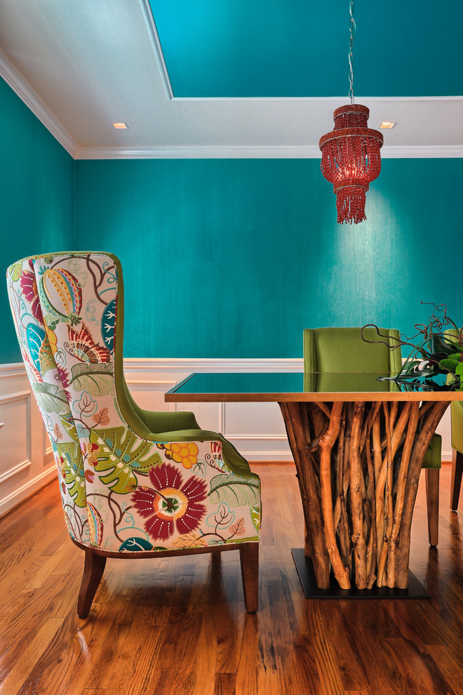 Idee per una sala da pranzo aperta verso il soggiorno eclettica di medie dimensioni con pavimento in legno massello medio e pareti blu