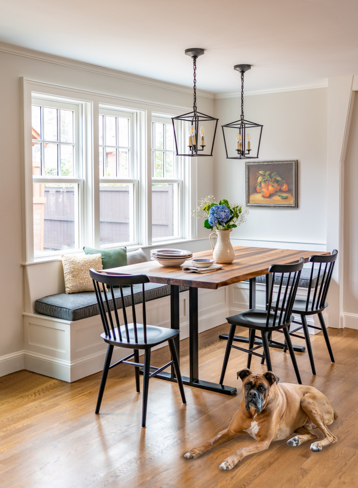 Mittelgroße Klassische Wohnküche mit braunem Holzboden und braunem Boden in Boston