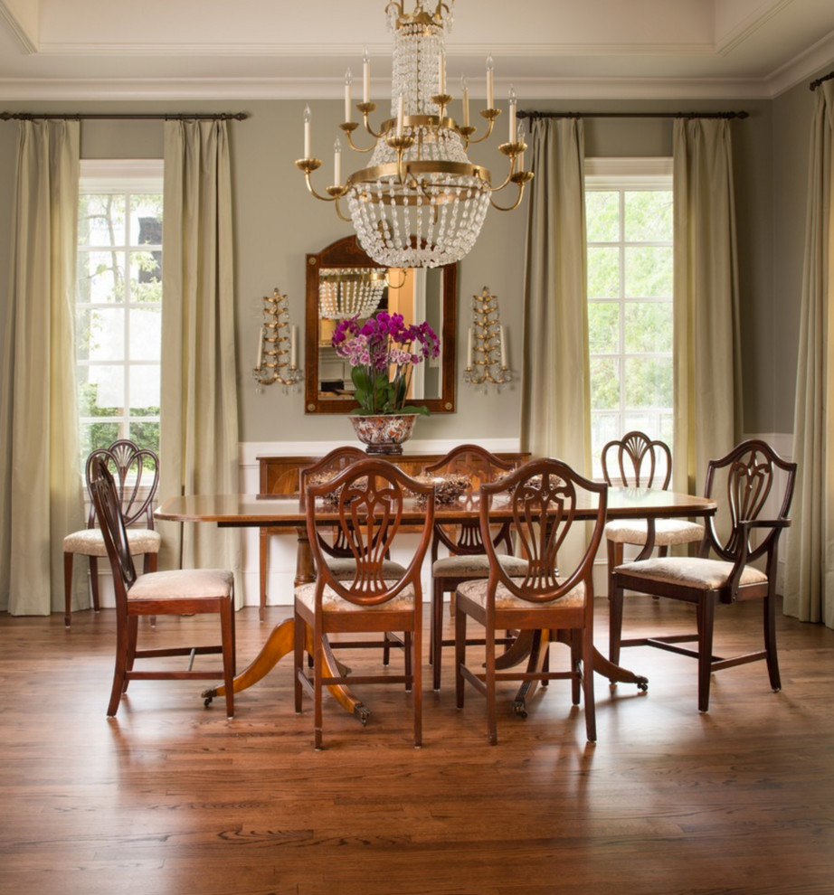 Exemple d'une salle à manger victorienne fermée et de taille moyenne avec un mur gris, un sol en bois brun et un sol marron.
