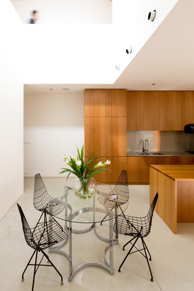 На фото: гостиная-столовая в стиле модернизм с бетонным полом с