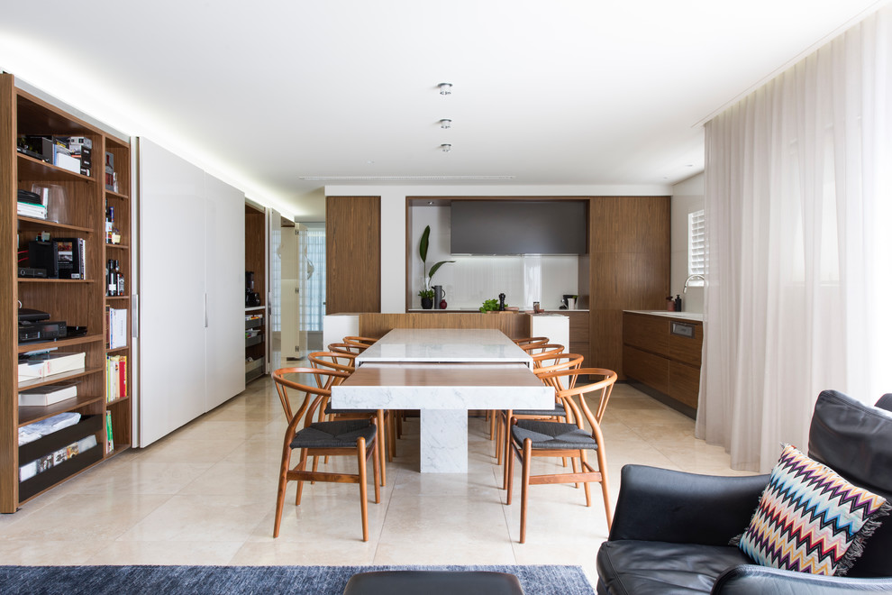 Ispirazione per una sala da pranzo aperta verso il soggiorno minimalista di medie dimensioni con pavimento in pietra calcarea e pavimento beige