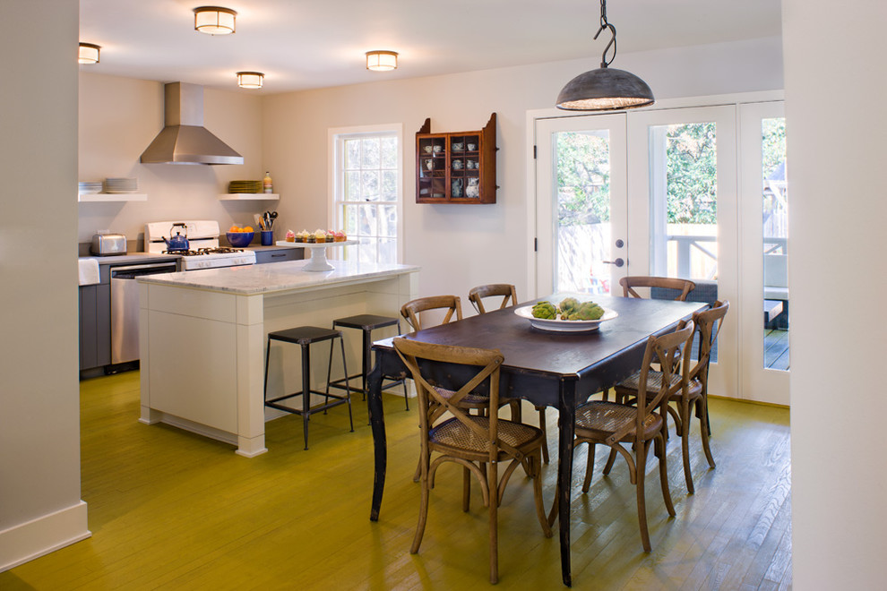 Idee per una sala da pranzo aperta verso la cucina tradizionale con pareti bianche e pavimento verde