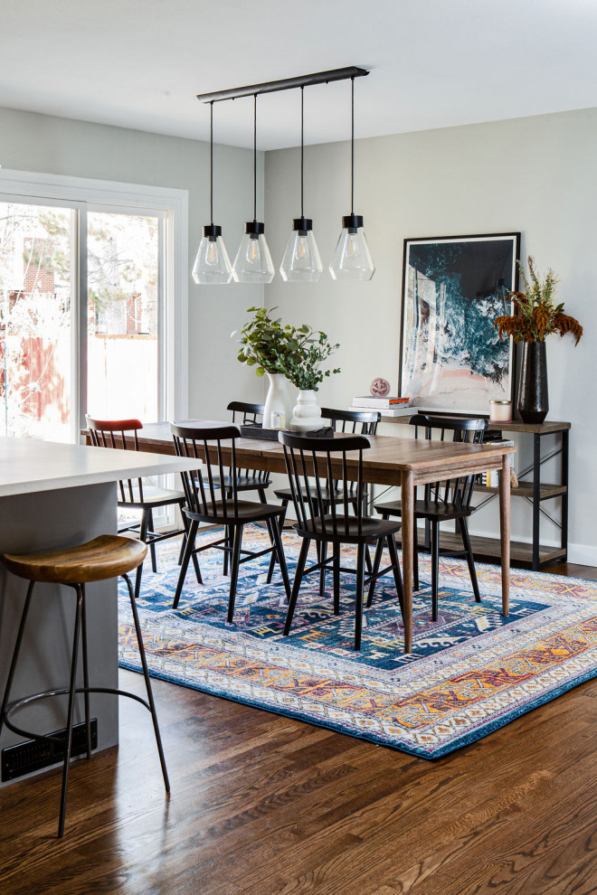 Idee per una sala da pranzo aperta verso la cucina chic di medie dimensioni con pavimento in legno massello medio, pavimento marrone e pareti grigie