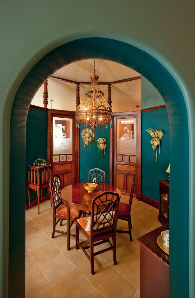 Foto di una sala da pranzo vittoriana chiusa e di medie dimensioni con pareti blu, pavimento con piastrelle in ceramica e pavimento beige
