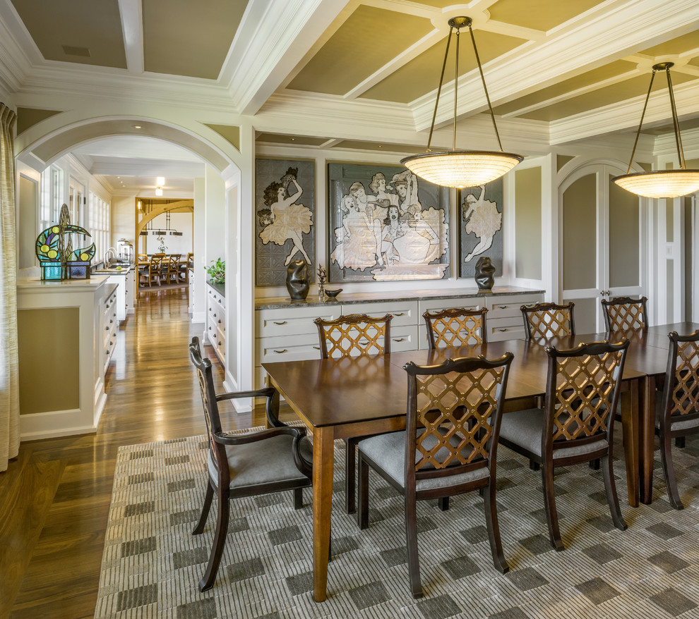 Esempio di una sala da pranzo tradizionale chiusa con pareti marroni, parquet scuro e pavimento marrone