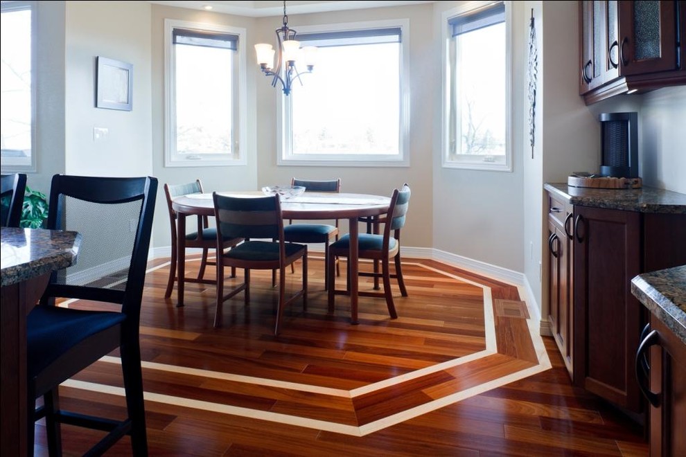 Esempio di una sala da pranzo aperta verso la cucina minimalista con pareti grigie, pavimento in legno massello medio e pavimento rosso
