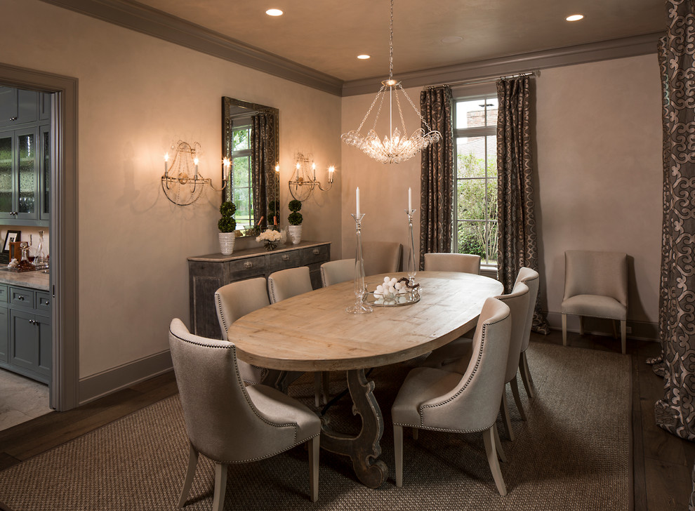 Imagen de comedor clásico cerrado con paredes beige y cortinas