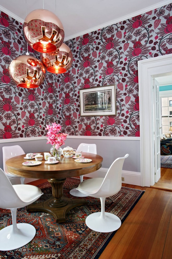Exemple d'une salle à manger éclectique avec un mur multicolore et un sol en bois brun.