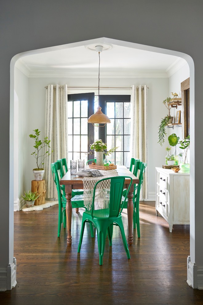 Idee per una sala da pranzo aperta verso la cucina shabby-chic style di medie dimensioni con pareti grigie, pavimento in legno massello medio e pavimento marrone