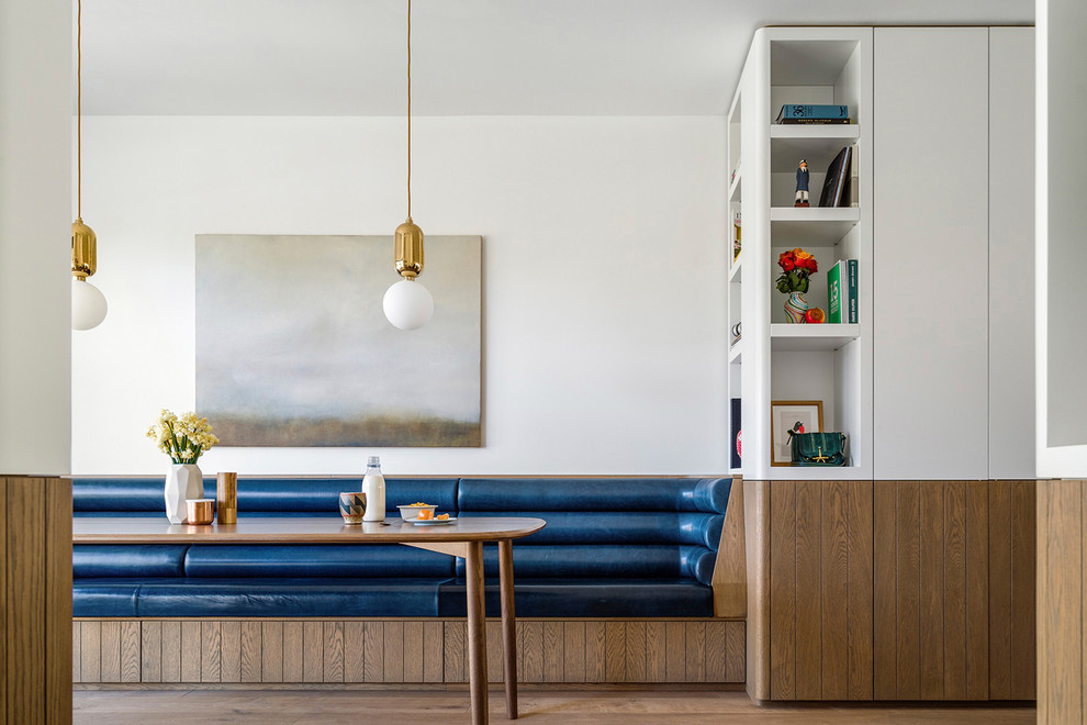 Источник вдохновения для домашнего уюта: столовая в стиле неоклассика (современная классика) с белыми стенами, паркетным полом среднего тона и коричневым полом