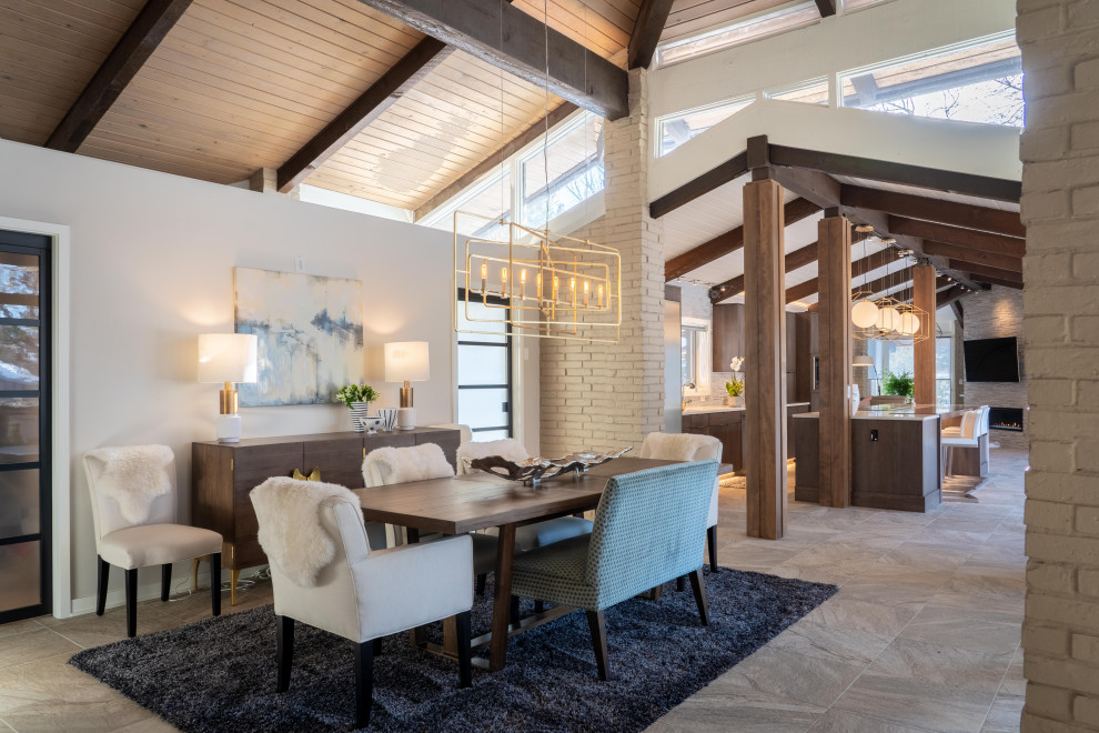 На фото: гостиная-столовая в стиле рустика с серыми стенами, серым полом, балками на потолке, сводчатым потолком и деревянным потолком с