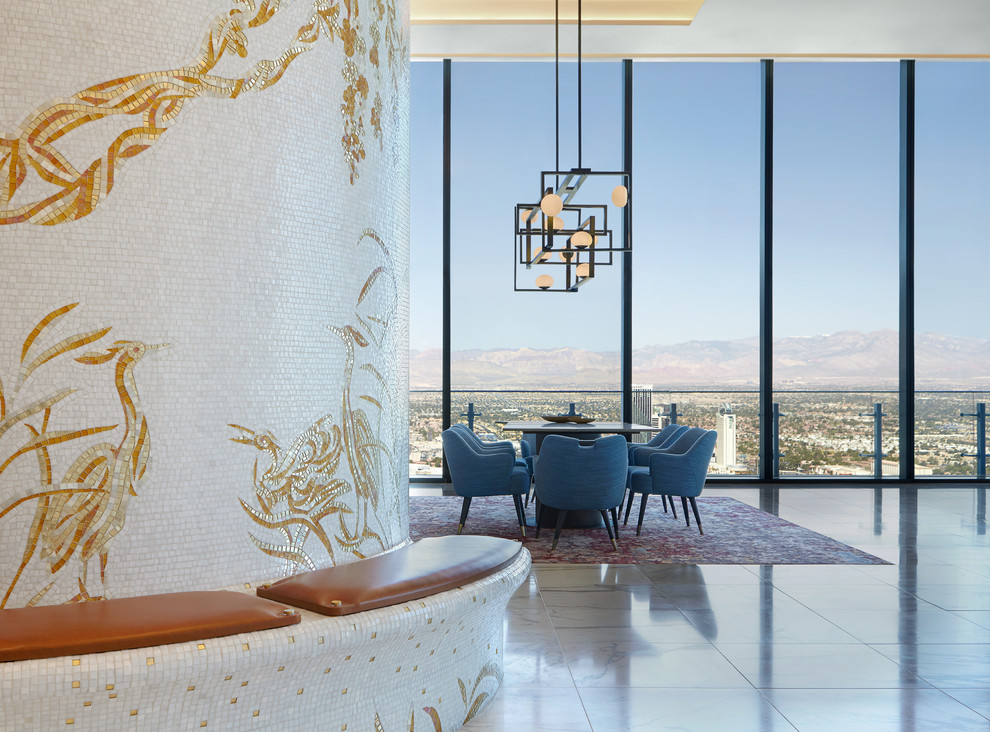 Modernes Esszimmer mit weißer Wandfarbe und beigem Boden in Las Vegas