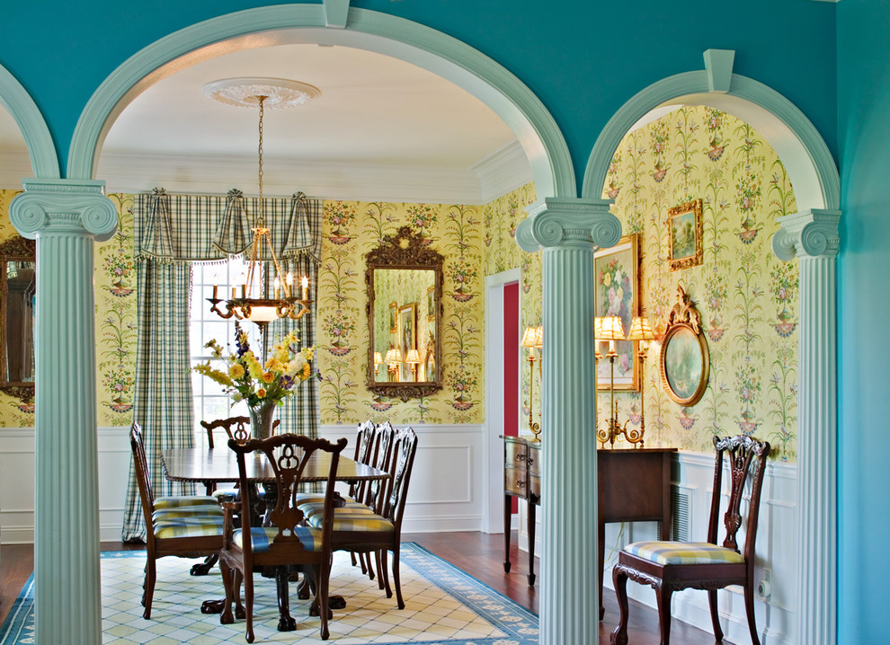 Cette photo montre une rideau de salle à manger tendance avec un mur jaune et parquet foncé.