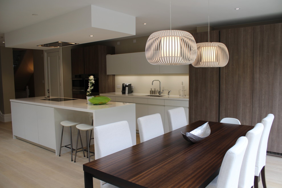 Mittelgroße Moderne Wohnküche mit beiger Wandfarbe und hellem Holzboden in London