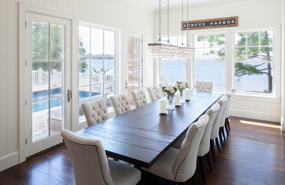Foto di una grande sala da pranzo aperta verso la cucina stile marino con pareti bianche e parquet scuro