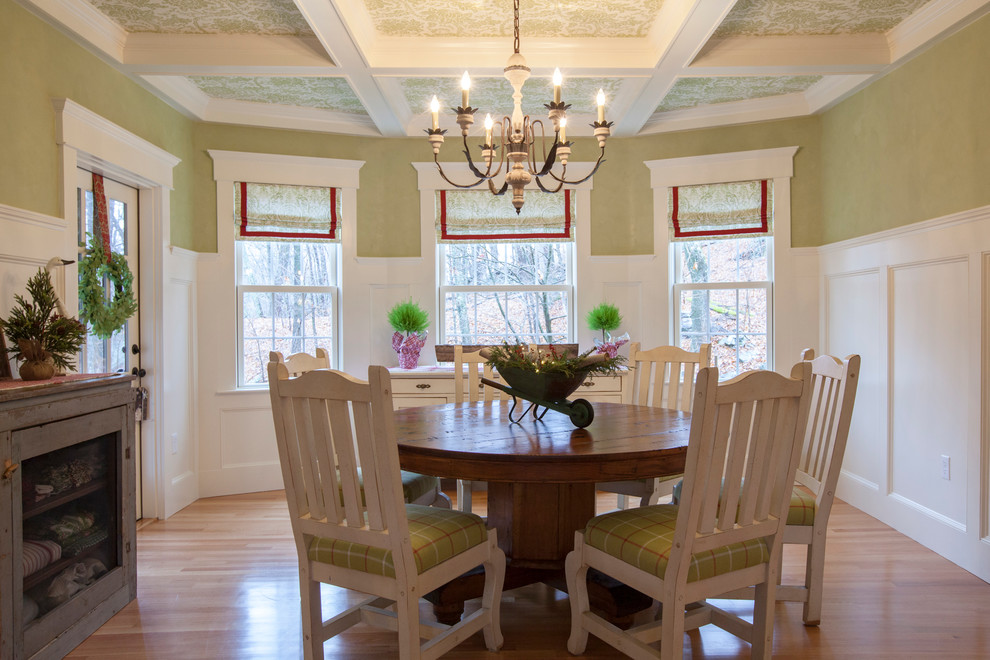 Cette image montre une salle à manger rustique fermée et de taille moyenne avec un mur vert, parquet clair et aucune cheminée.