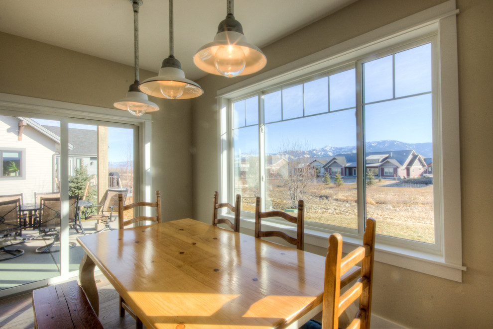 Immagine di una sala da pranzo aperta verso la cucina tradizionale di medie dimensioni con pareti beige e parquet chiaro