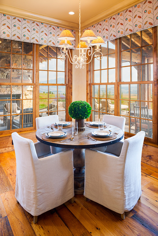 Imagen de comedor de cocina rústico extra grande con suelo de madera oscura y paredes beige