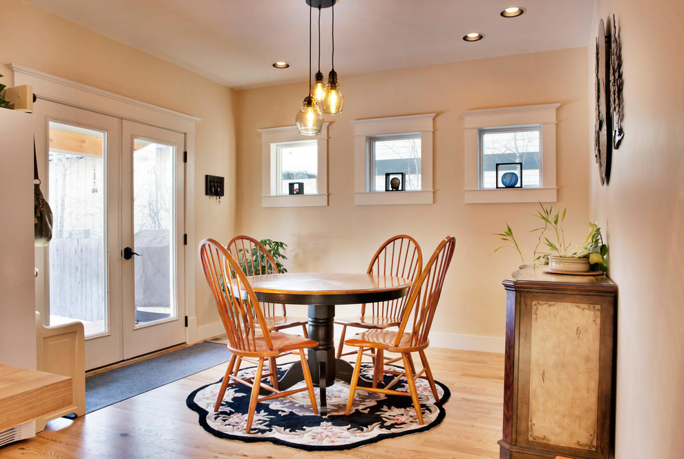 Imagen de comedor de cocina de estilo americano pequeño con paredes beige, suelo de madera en tonos medios y suelo marrón
