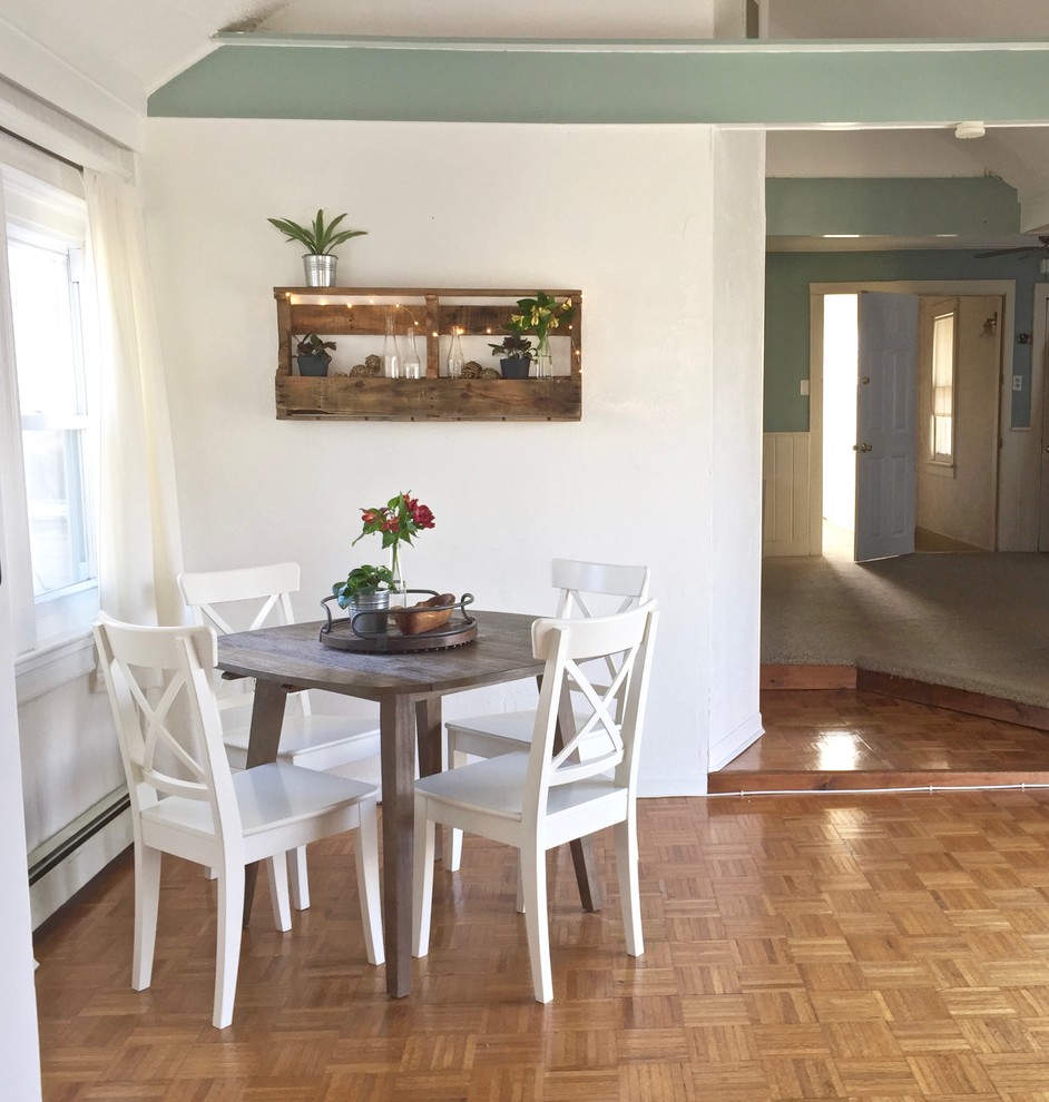 Exemple d'une salle à manger ouverte sur la cuisine romantique de taille moyenne avec un mur blanc, un sol en bois brun et aucune cheminée.